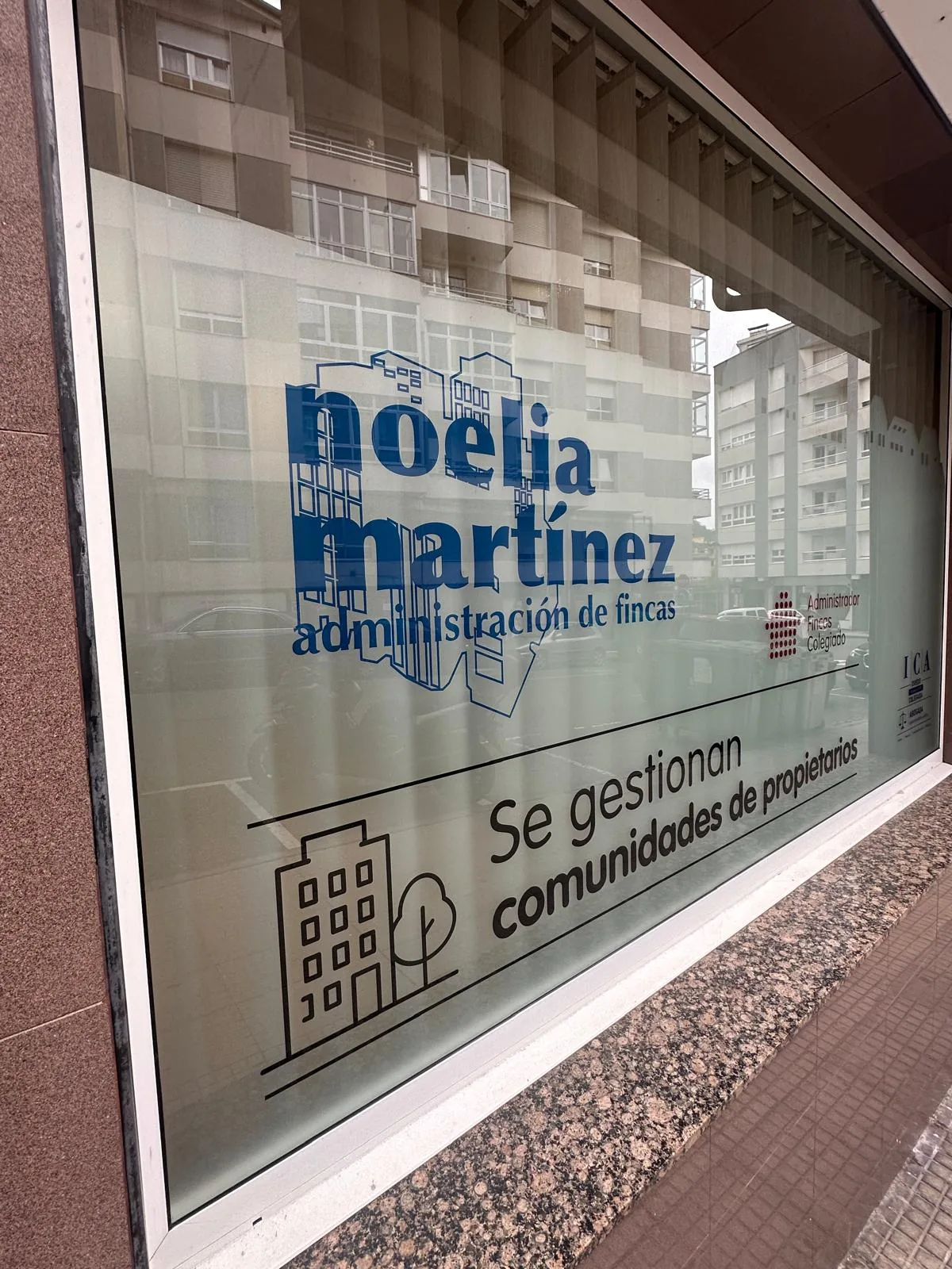 Escaparate de la oficina de Noelia Martínez en Pravia